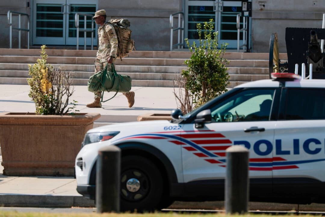 Un miembro de la Guardia Nacional llega al cuartel general de la Guardia en el DC Armory en Washington el 12 de agosto de 2025. (Anna Moneymaker/Getty Images)
