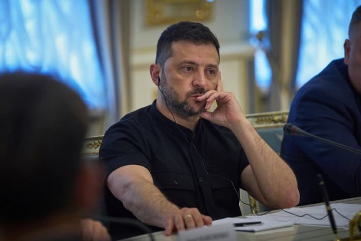 El presidente ucraniano, Volodímir Zelenski, escucha durante una reunión con funcionarios extranjeros en Kiev, Ucrania, el 25 de agosto de 2025. (Efrem Lukatsky/AP Photo)