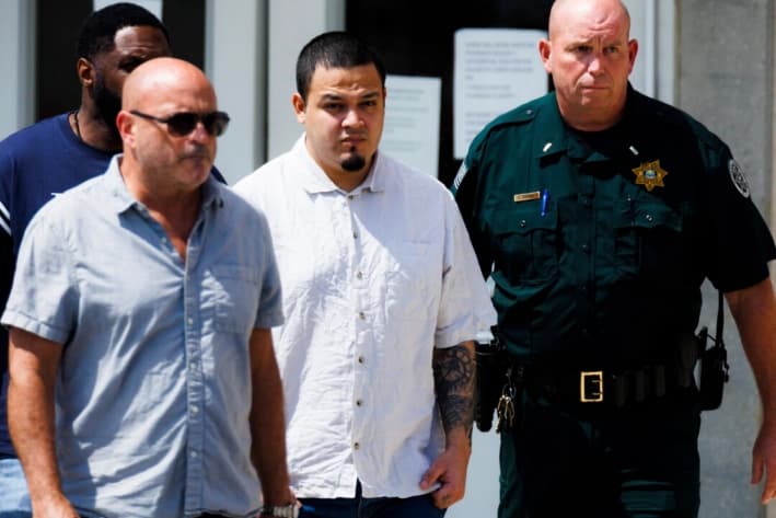 Kilmar Abrego García (centro) sale de la cárcel del condado de Putnam en Cookeville, Tennessee, el 22 de agosto de 2025. (Brett Carlsen/AP Photo)