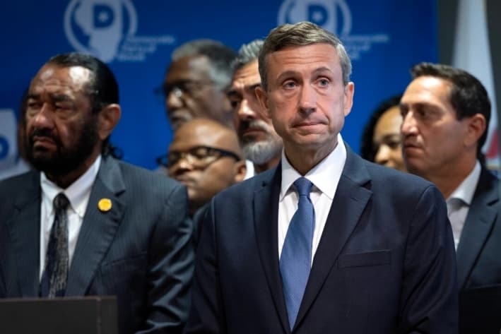 Ken Martin, presidente del Comité Nacional Demócrata, escucha a los oradores durante una conferencia de prensa con demócratas de Texas en la sede del sindicato International Union of Painters and Allied Trades, en Aurora, Illinois, el 5 de agosto de 2025. (Scott Olson/Getty Images)
