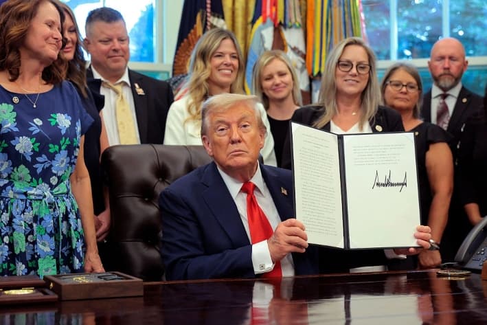 El presidente de Estados Unidos, Donald Trump, firma una proclamación en el cuarto aniversario del ataque terrorista de "Abbey Gate", acompañado por familiares de las víctimas, en el Despacho Oval de la Casa Blanca en Washington, el 25 de agosto de 2025. El 26 de agosto de 2021, ISIS-K perpetró un ataque terrorista en el Aeropuerto Internacional Hamid Karzai de Kabul, Afganistán, en el que murieron 13 militares estadounidenses y aproximadamente 170 civiles afganos mientras intentaban evacuar el país. (Chip Somodevilla/Getty Images)