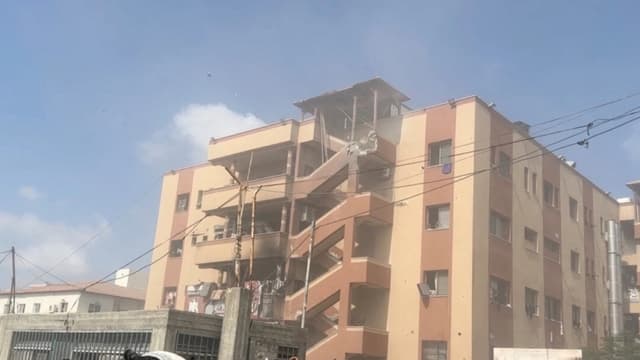 La gente camina por el lugar donde se produjeron los ataques israelíes contra el hospital Nasser, en Khan Younis, al sur de la Franja de Gaza, donde murió el camarógrafo palestino Hussam al-Masri, que trabajaba como contratista para Reuters, junto con otros periodistas y civiles. (Esta imagen fija fue tomada de un video el 25 de agosto de 2025. Hatem Khaled/Reuters)
