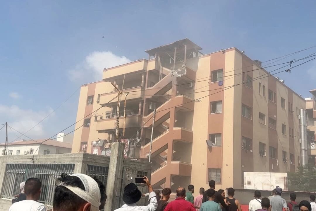 La gente camina por el lugar donde se produjeron los ataques israelíes contra el hospital Nasser, en Khan Younis, al sur de la Franja de Gaza, donde murió el camarógrafo palestino Hussam al-Masri, que trabajaba como contratista para Reuters, junto con otros periodistas y civiles. (Esta imagen fija fue tomada de un video el 25 de agosto de 2025. Hatem Khaled/Reuters)
