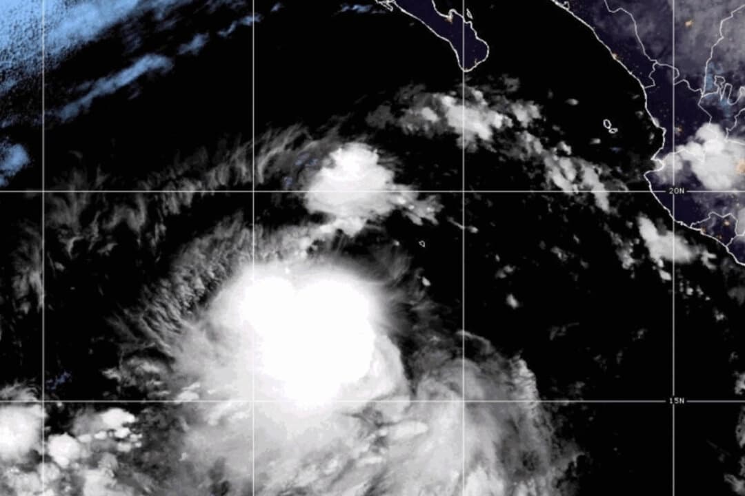 Una imagen satelital muestra la tormenta tropical Juliette en el océano Pacífico el 25 de agosto de 2025. (NOAA vía AP)