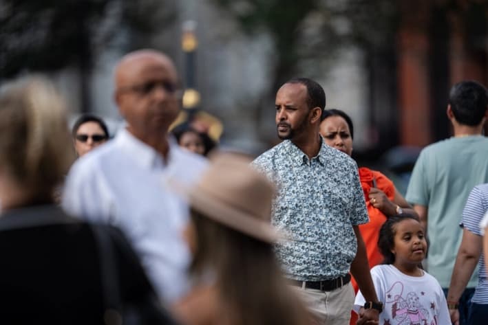 La gente camina en Washington, el 8 de agosto de 2025. (Madalina Kilroy/The Epoch Times)