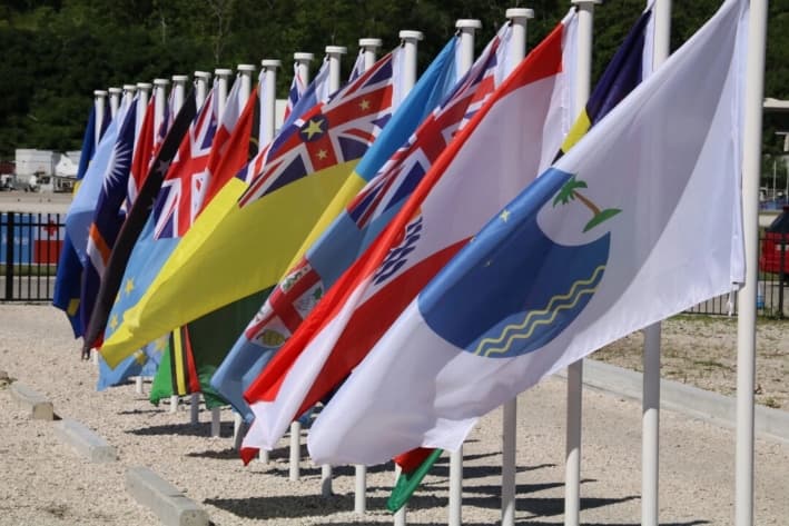 Banderas de los países insulares del Pacífico desplegadas en Yaren durante el último día del Foro de las Islas del Pacífico, el 5 de septiembre de 2018. (PIF). (MIKE LEYRAL/AFP vía Getty Images)
