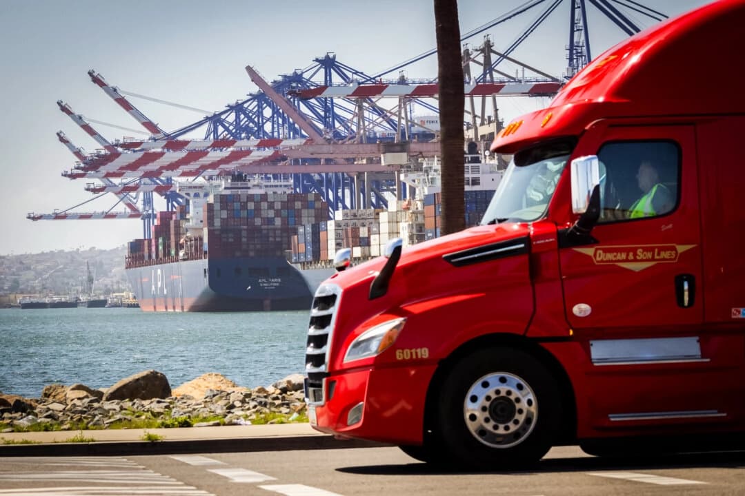 Los camioneros se preparan para recoger contenedores de transporte en el puerto de Long Beach, California, el 28 de marzo de 2025. En abril, el presidente Donald Trump ordenó al Departamento de Transporte que impidiera a los conductores que no dominaran el inglés conducir camiones comerciales. (John Fredricks/The Epoch Times).
