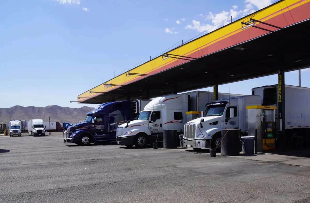 Camiones con remolque hacen fila para repostar en Love's Travel Center en Eloy, Arizona, el 23 de agosto de 2025. (Allan Stein/The Epoch Times).