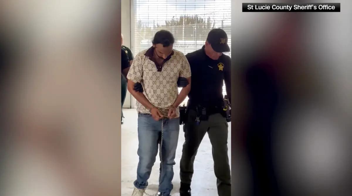 Harjinder Singh, el conductor del camión implicado en un accidente mortal en la autopista Florida Turnpik el 12 de agosto, es escoltado a la cárcel del condado de St. Lucie, en Florida, el 23 de agosto de 2025, en una imagen extraída de un vídeo. (Oficina del sheriff del condado de St. Lucie).