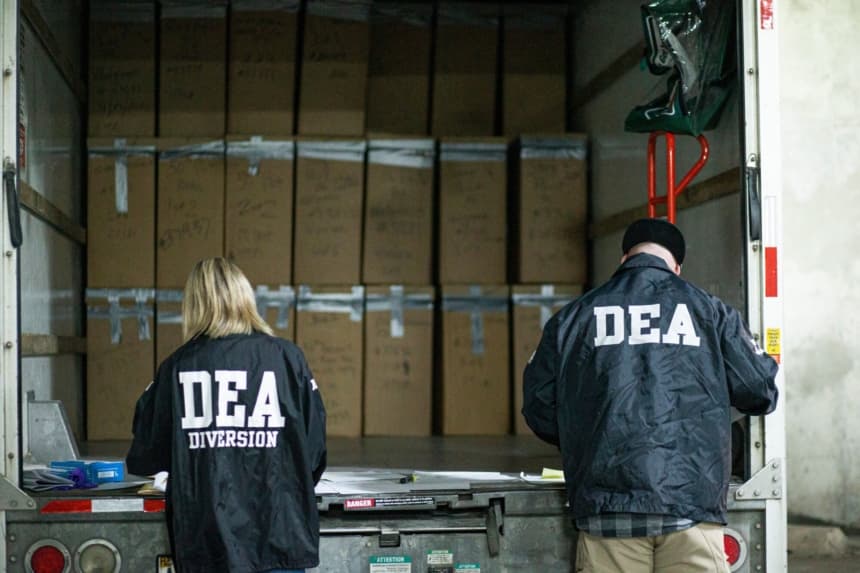 Medicamentos recetados recolectados durante el evento Take Back Day de la Administración para el Control de Drogas (DEA) son colocados en bolsas de plástico por miembros de la DEA en White Plains, Nueva York, el 24 de abril de 2021. (BETANCUR/AFP vía Getty Images)