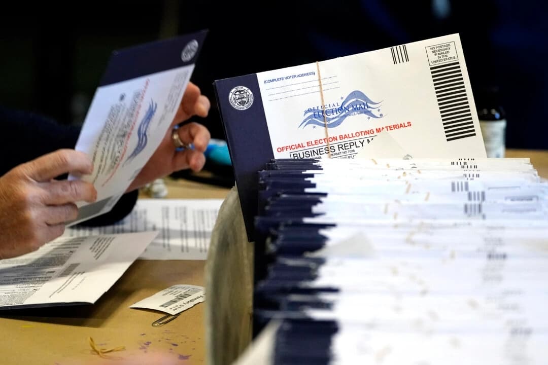 Los trabajadores electorales procesan los votos por correo y los votos ausentes en la Universidad West Chester, en West Chester, Pensilvania, el 4 de noviembre de 2020. (Matt Slocum/AP Photo)
