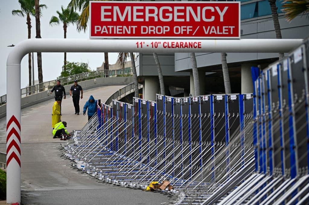 Los trabajadores instalaron una valla para evitar inundaciones en el Hospital General de Tampa, en Tampa, Florida, (MIGUEL J. RODRÍGUEZ CARRILLO/Miguel J. Rodríguez Carrillo/AFP a través de Getty Images)