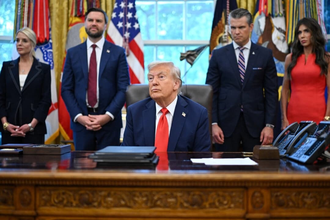 La fiscal general Pam Bondi (izquierda), el vicepresidente JD Vance (segundo por la izquierda), el secretario de Defensa Pete Hegseth (segundo por la derecha) y la secretaria de Seguridad Nacional Kristi Noem (derecha) observan mientras el presidente Donald Trump (centro) habla con la prensa antes de firmar una orden ejecutiva que tiene como objetivo poner fin a la fianza sin efectivo, en el Despacho Oval de la Casa Blanca, el 25 de agosto de 2025. (Mandel Ngan/AFP a través de Getty Images)
