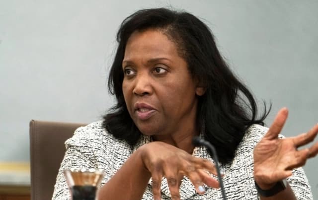 Lisa Cook, miembro de la Junta de Gobernadores de la Reserva Federal, habla durante una conversación con líderes de organizaciones que incluyen organizaciones sin fines de lucro, pequeñas empresas, manufactura, gestión de la cadena de suministro, la industria hotelera y los sectores de vivienda y educación en el edificio de la Reserva Federal, en Washington, el 23 de septiembre de 2022. (Manuel Balce Ceneta/Foto AP)