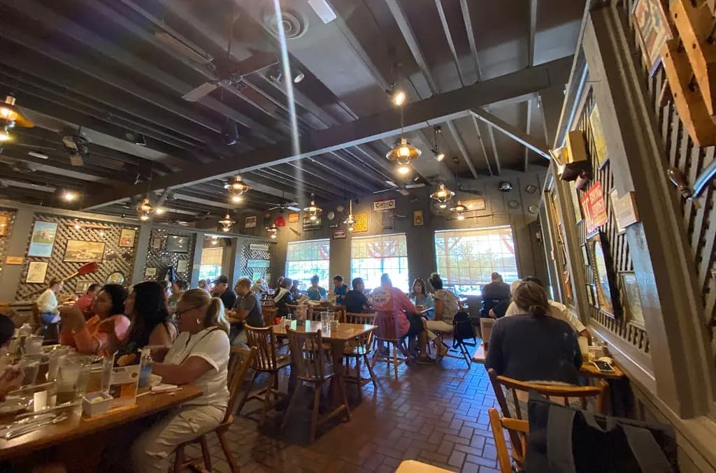Los clientes disfrutan de la comida en el Cracker Barrel Old Country Store de Mount Arlington, Nueva Jersey, el 22 de agosto de 2025. Cracker Barrel ocupa un lugar especial en el corazón de muchos estadounidenses, ya que ofrece cocina rural en un ambiente folclórico de "tienda antigua", con mecedoras y actuaciones ocasionales de música country. (Gregory Walton/AFP a través de Getty Images)