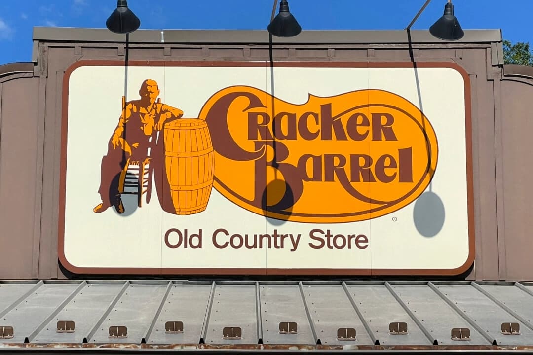 El logotipo de Cracker Barrel Old Country Store aparece en un gran letrero en el tejado de Mount Arlington, Nueva Jersey, el 22 de agosto de 2025. (Gregory Walton/AFP a través de Getty Images)
