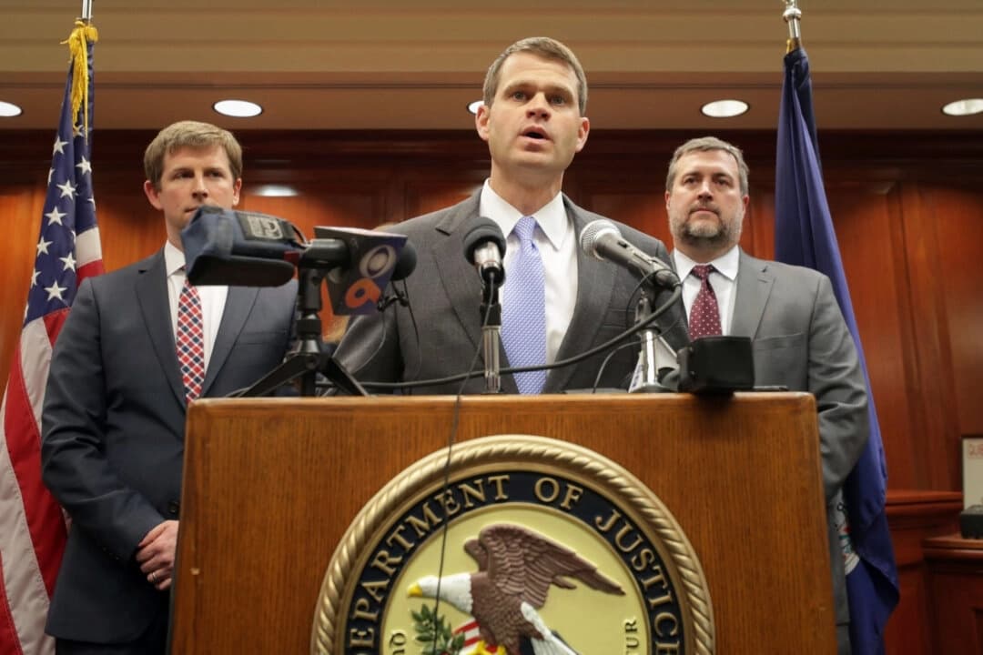 El fiscal federal Thomas Cullen, en el centro, habla con los medios de comunicación en la Corte Federal de Charlottesville, Virginia, el 27 de marzo de 2019. (Andrew Shurtleff/The Daily Progress vía AP)
