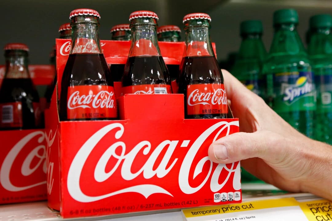 Un empleado organiza botellas de Coca-Cola en una tienda de Alexandria, Virginia, el 16 de octubre de 2012. (Kevin Lamarque/Reuters)
