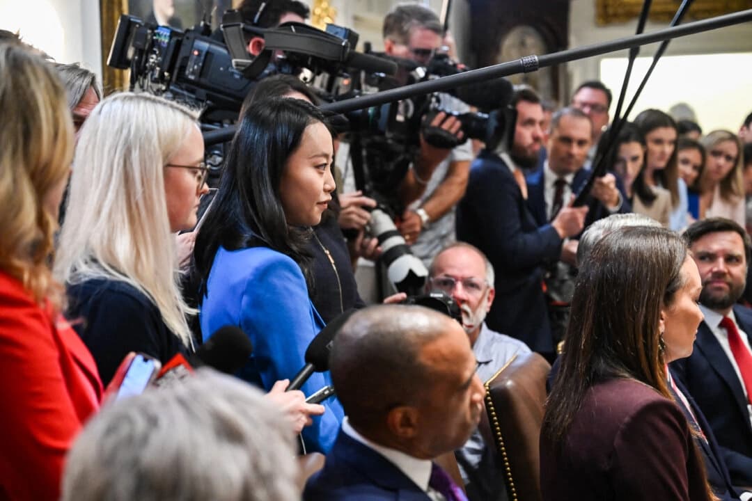 Iris Tao, reportera de NTD News, medio asociado a The Epoch Times, habla sobre el atraco a punta de pistola que sufrió después de que el presidente Donald Trump le pidiera que compartiera su historia durante una reunión del gabinete en la Casa Blanca el 26 de agosto de 2025. (Mandel Ngan/AFP a través de Getty Images)