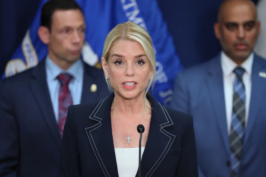 La fiscal general Pam Bondi habla durante una rueda de prensa en la Fiscalía General de los Estados Unidos el 25 de agosto de 2025 en el barrio de Brooklyn Heights, en el distrito de Brooklyn de la ciudad de Nueva York. (Michael M. Santiago/Getty Images)