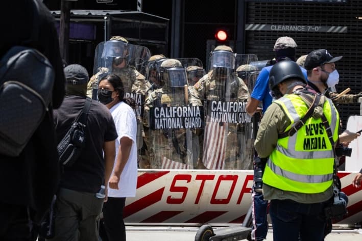 Manifestantes de inmigración se enfrentan a agentes federales y miembros de la Guardia Nacional del Ejército de California, en Los Ángeles, el 8 de junio de 2025. (John Fredricks/The Epoch Times)
