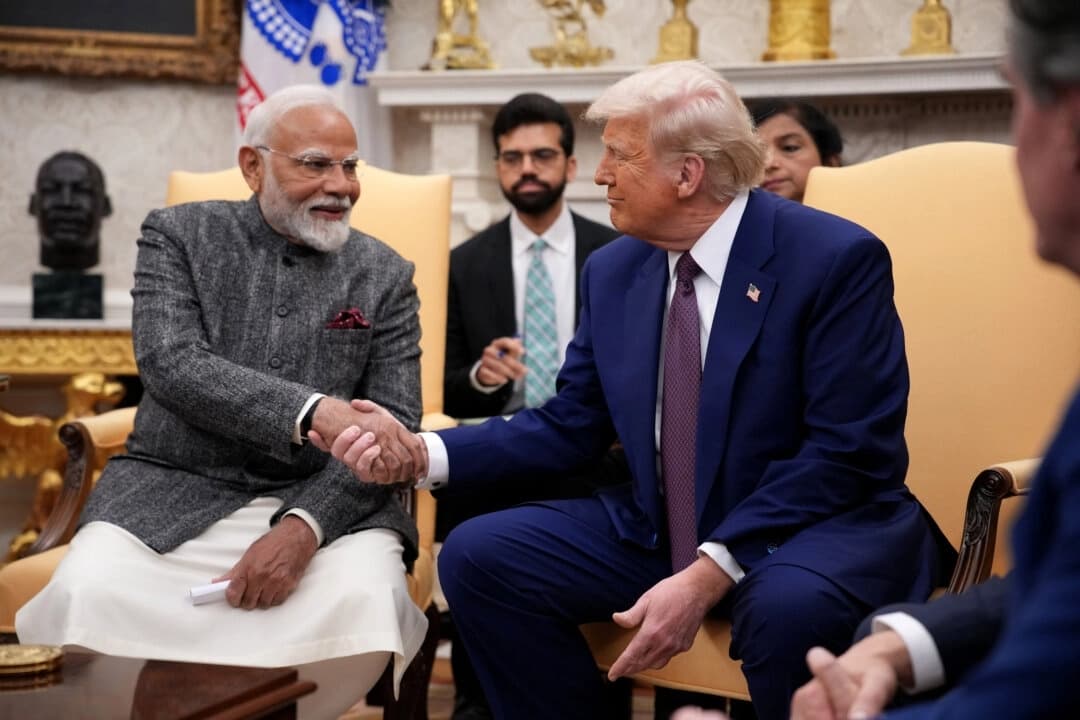 El presidente Donald Trump (derecha) y el primer ministro indio Narendra Modi se reúnen en el Despacho Oval el 13 de febrero de 2025. (Andrew Harnik/Getty Images)
