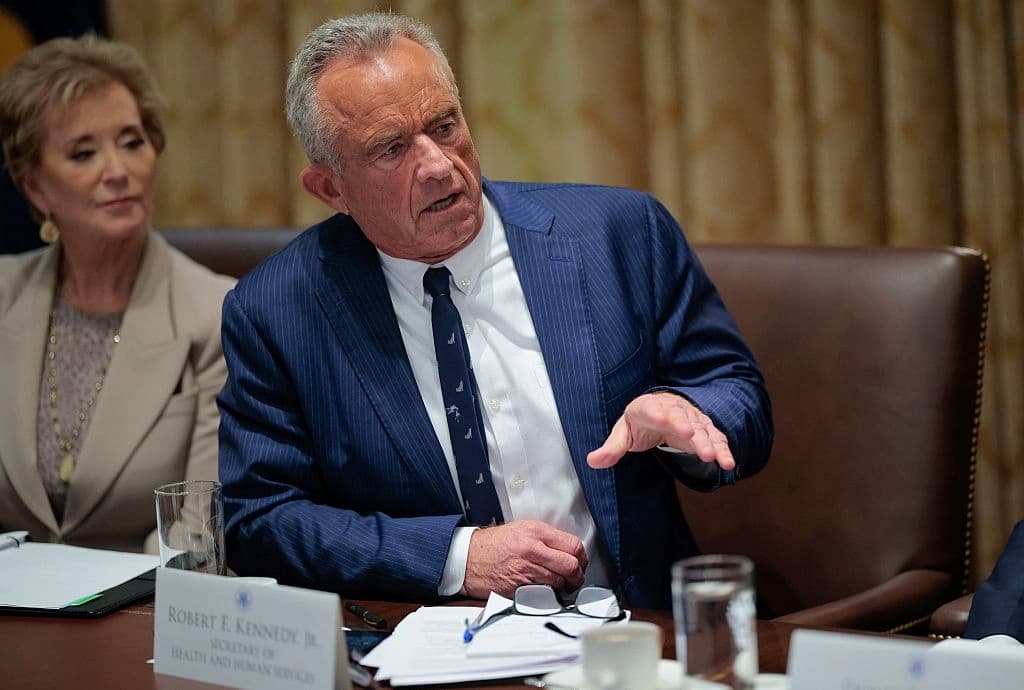 El secretario de Salud y Servicios Humanos de EE. UU., Robert F. Kennedy Jr., habla junto a la secretaria de Educación, Linda McMahon, mientras el presidente Donald Trump celebra una reunión del gabinete con miembros de tu administración en la Sala del Gabinete de la Casa Blanca en Washington, el 26 de agosto de 2025. Esta es la séptima reunión del gabinete del segundo mandato de Trump. (Chip Somodevilla/Getty Images)
