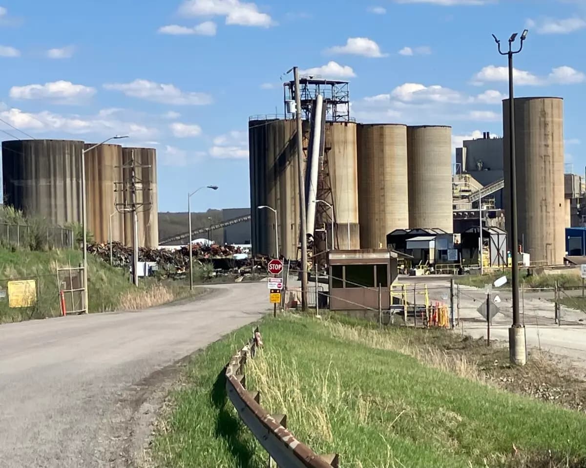 Una antigua central eléctrica de carbón en Homer City, Pensilvania, aproximadamente a 80 kilómetros al este de Pittsburgh, está siendo rehabilitada como un campus de centro de datos alimentado con gas natural por la agencia de reurbanización de la ciudad. (John Haughey/The Epoch Times)