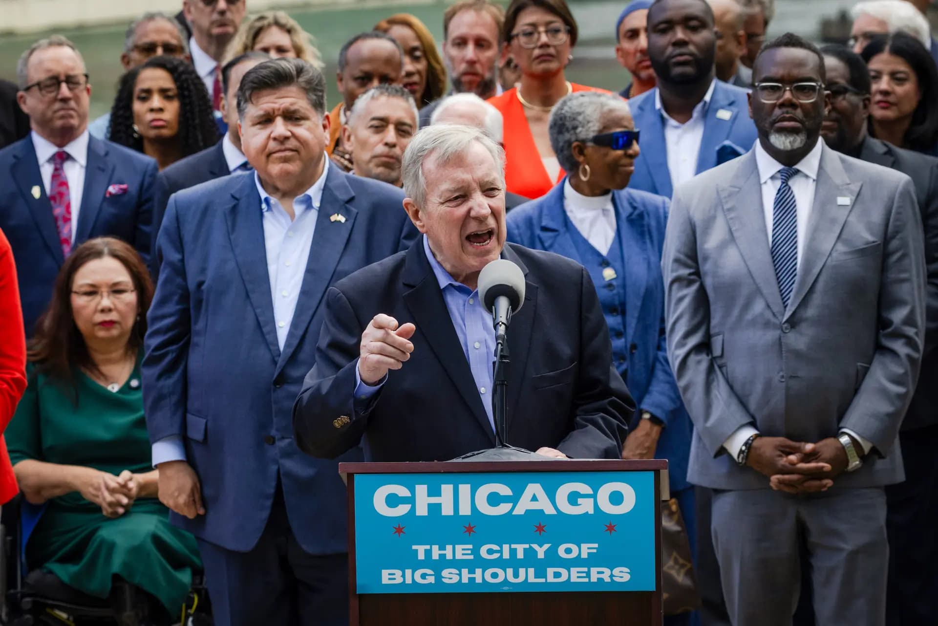 El senador Dick Durbin (D-Ill.), acompañado por funcionarios y legisladores de Illinois, habla en una conferencia de prensa en Chicago el 25 de agosto de 2025. Illinois es el único estado de Estados Unidos que eliminó la fianza en efectivo. Según la orden de Trump, las jurisdicciones que sigan utilizando la fianza sin efectivo se verán privadas de la financiación federal. (Scott Olson/Getty Images).