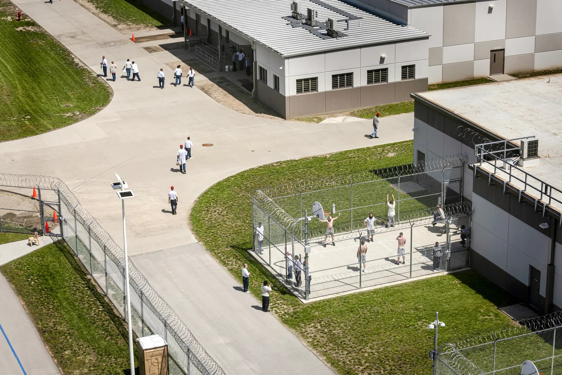 Los reclusos hacen ejercicio en el patio de máxima seguridad del centro penitenciario de Lansing, en Kansas, el 18 de abril de 2023. (John Moore/Getty Images).