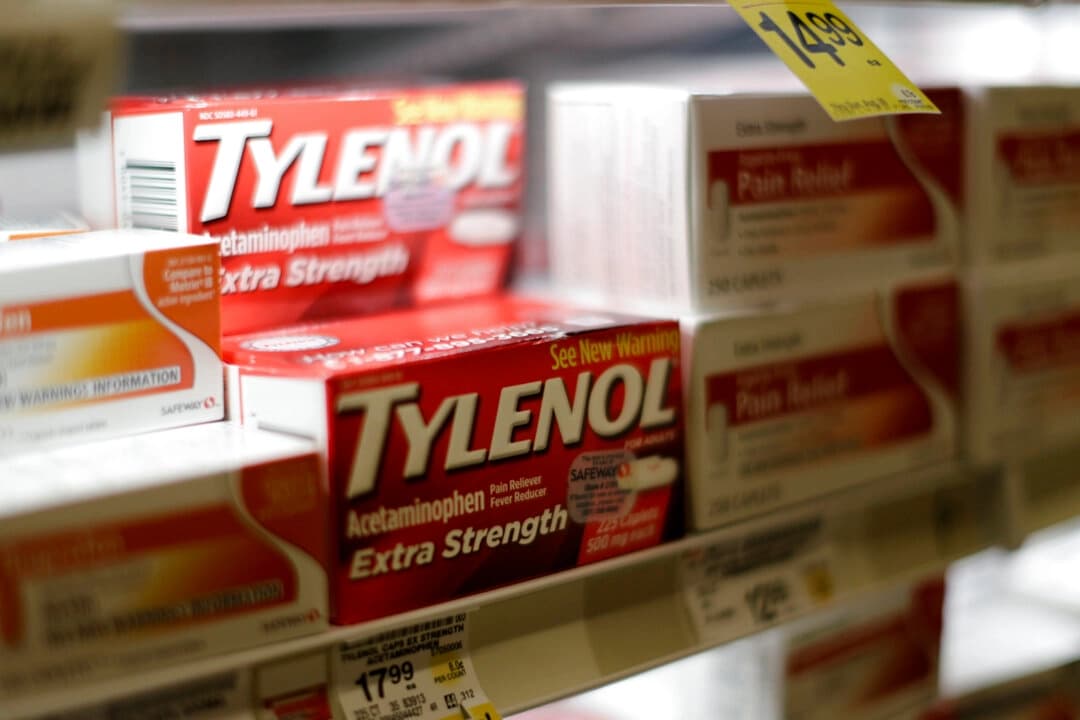 Analgésico de la marca Tylenol en exhibición en la tienda Safeway de Wheaton, Maryland, el 13 de febrero de 2015. (Gary Cameron/Reuters)
