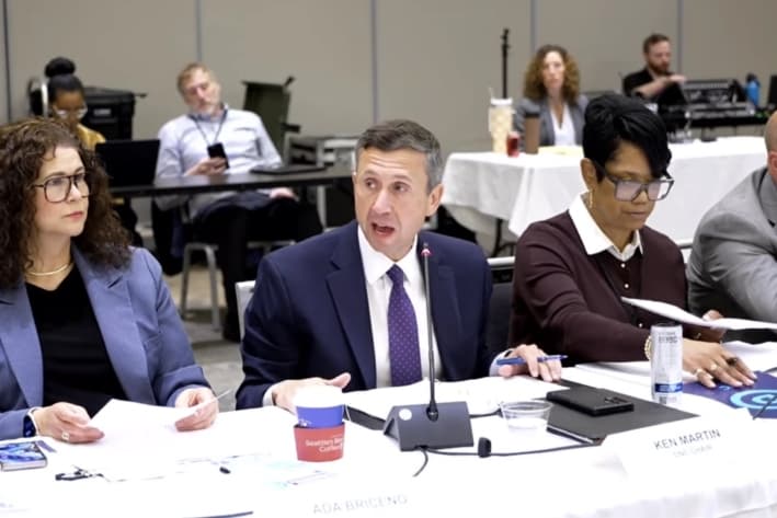 El presidente del DNC, Ken Martin, habla durante una reunión del Comité de Resoluciones, en la reunión de verano del partido, en Minneapolis, el 26 de agosto de 2025. (Captura de pantalla)