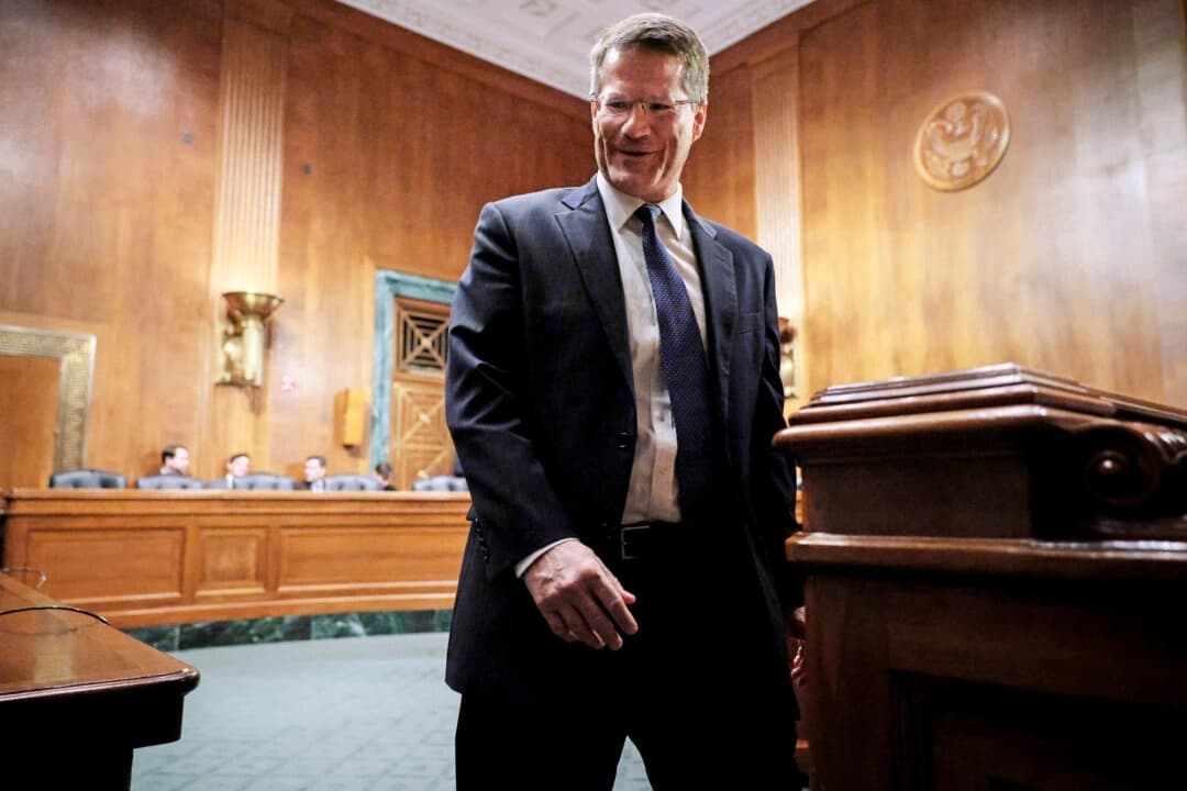 El candidato a fiscal general adjunto, D. John Sauer, se prepara para testificar durante su audiencia de confirmación ante el Comité Judicial del Senado en el Capitolio, el 26 de febrero de 2025. (Chip Somodevilla/Getty Images)
