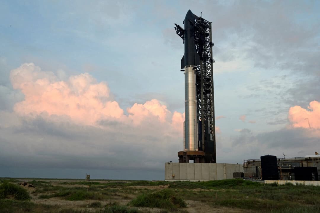 Continúan los preparativos para lanzar la nave espacial Starship de SpaceX al amanecer, mientras se encuentra sobre un propulsor superpesado en las instalaciones de la empresa en Starbase, Texas, el 26 de agosto de 2025. (Steve Nesius/Reuters)