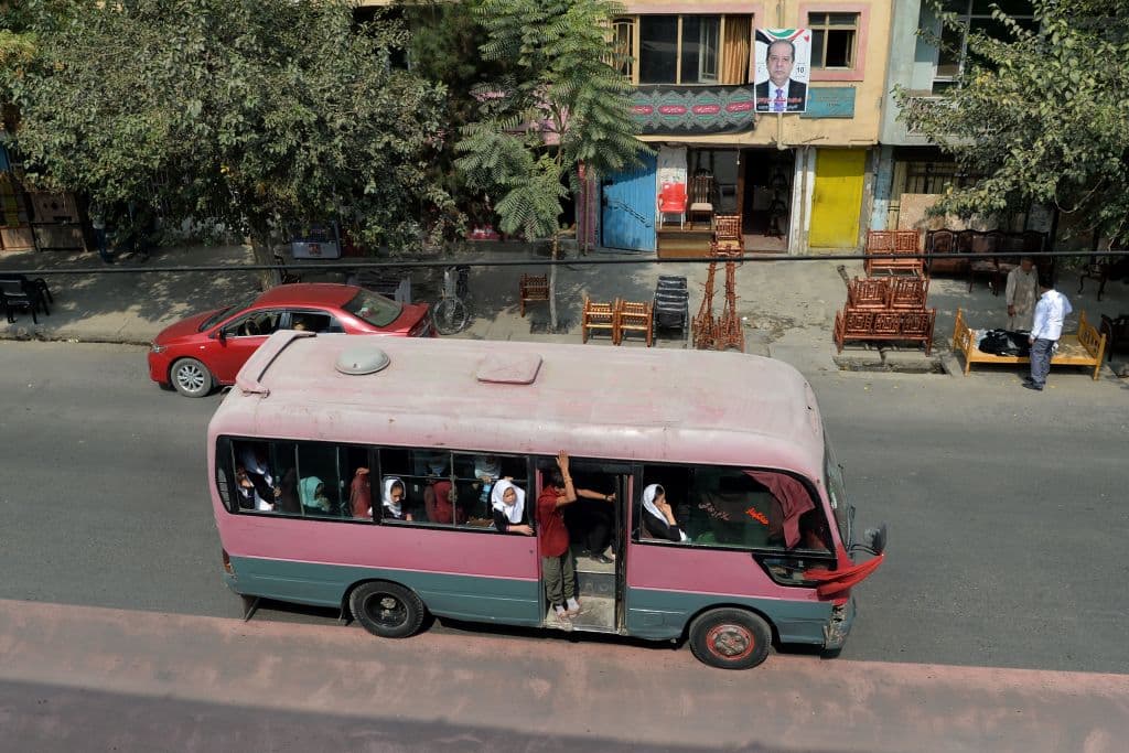 Al menos 25 muertos y 27 heridos al volcar un autobús de pasajeros en Kabul