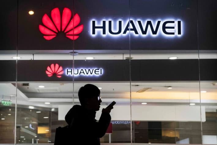 Un peatón habla por teléfono mientras pasa frente a una tienda de Huawei Technologies Co., en Beijing, China, el 29 de enero de 2019. (Kevin Frayer/Getty Images)