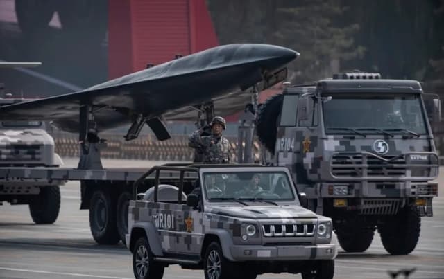 Un soldado chino saluda frente a un dron militar durante un desfile para celebrar el 70.° aniversario de la fundación del régimen comunista chino en la plaza de Tiananmen, en Beijing, el 1 de octubre de 2019. (Kevin Frayer/Getty Images)
