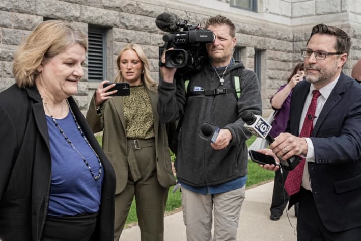 La jueza de circuito del condado de Milwaukee, Hannah Dugan, sale del tribunal federal después de una audiencia en Milwaukee, Wisconsin, el 15 de mayo de 2025. (Foto AP/Andy Manis, Archivo)