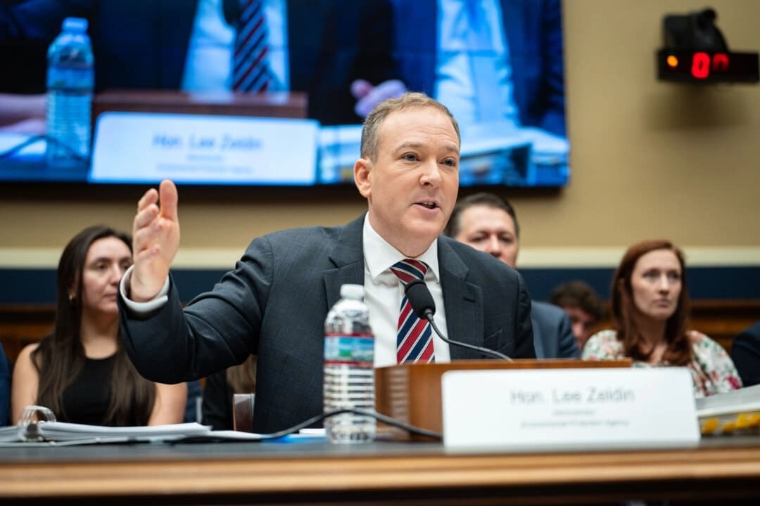El administrador de la Agencia de Protección Ambiental, Lee Zeldin, testifica ante el Subcomité de Medio Ambiente de la Cámara de Representantes en el Capitolio el 20 de mayo de 2025. (Madalina Vasiliu /The Epoch Times)
