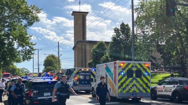 La policía y los servicios de emergencia trabajan en el lugar de un tiroteo cerca de la iglesia y la escuela católica Annunciation Church and Catholic School en Minneapolis, el 27 de agosto de 2025. (TOM BAKER/AFP a través de Getty Images)
