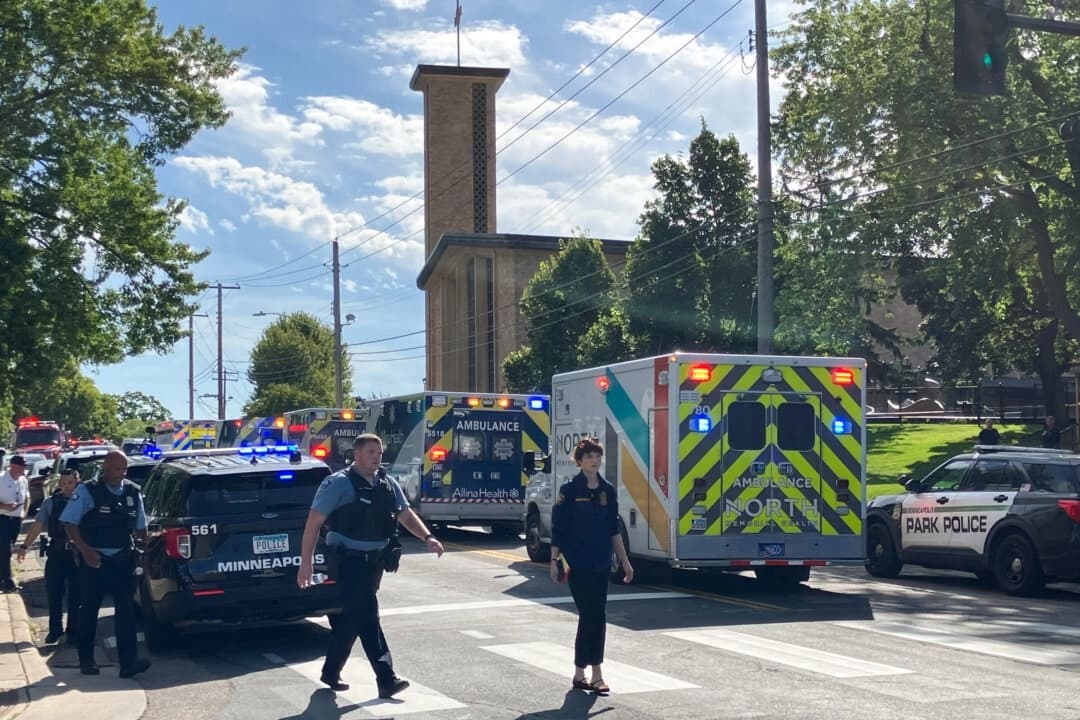 La policía y los servicios de emergencia trabajan en el lugar de un tiroteo cerca de la iglesia y la escuela católica Annunciation Church and Catholic School en Minneapolis, el 27 de agosto de 2025. (TOM BAKER/AFP a través de Getty Images)
