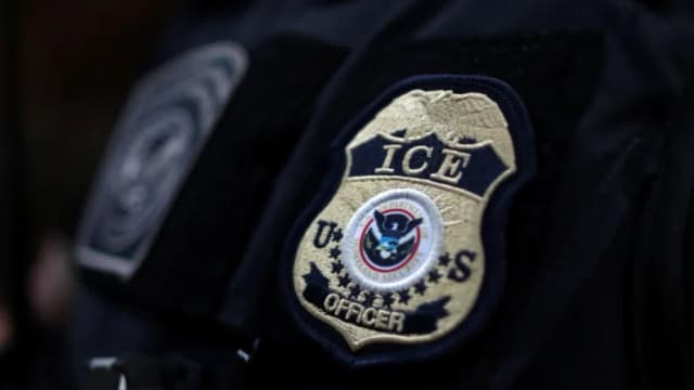 Arrestan a un hombre por presunta amenaza de bomba a la oficina del ICE en Dallas