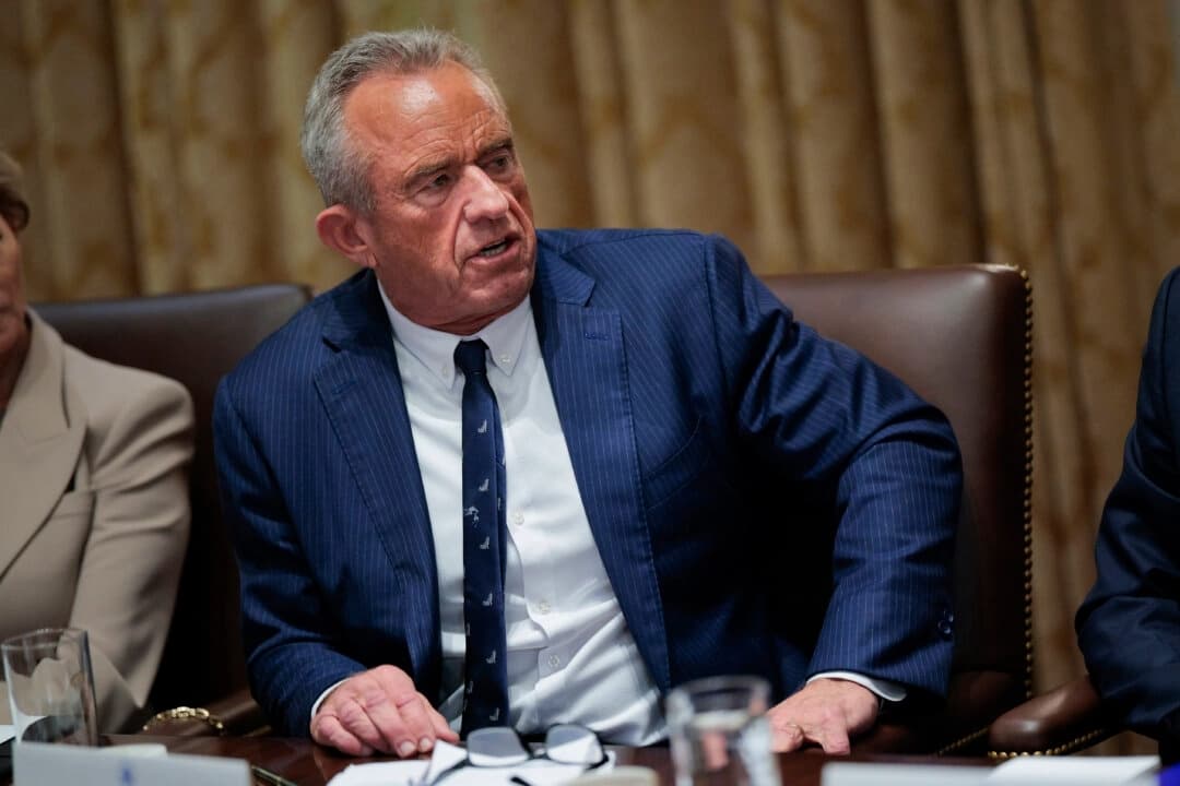 El secretario de Salud y Servicios Humanos de EE. UU., Robert F. Kennedy Jr., habla mientras el presidente Donald Trump celebra una reunión del Gabinete con miembros de tu administración en la Sala del Gabinete de la Casa Blanca en Washington, el 26 de agosto de 2025. (Chip Somodevilla/Getty Images)
