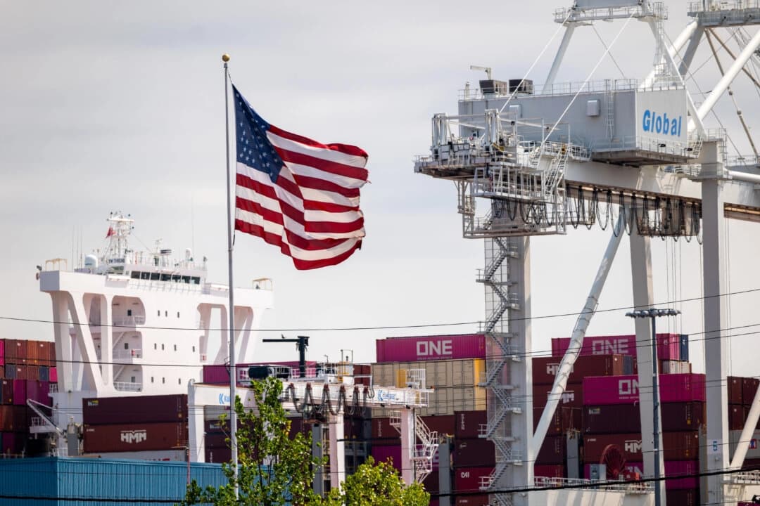 La bandera estadounidense ondea sobre los contenedores de carga en el puerto Liberty de Bayonne, Nueva Jersey, el 7 de agosto de 2025. (Spencer Platt /Getty Images).