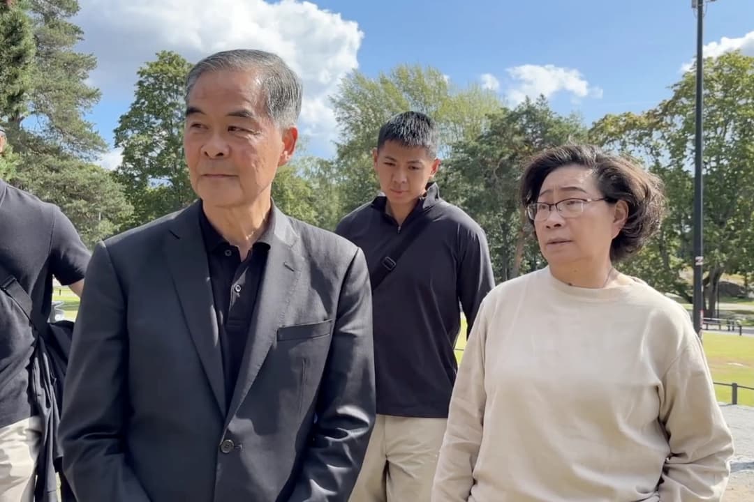 Leung Chun-ying, exjefe ejecutivo de Hong Kong, y su esposa, Regina Leung Tong Ching-yee, en un enfrentamiento con practicantes de Falun Gong en el Parque Sibelius, Helsinki, el 13 de agosto. (Cortesía de los practicantes de Falun Gong en Helsinki)