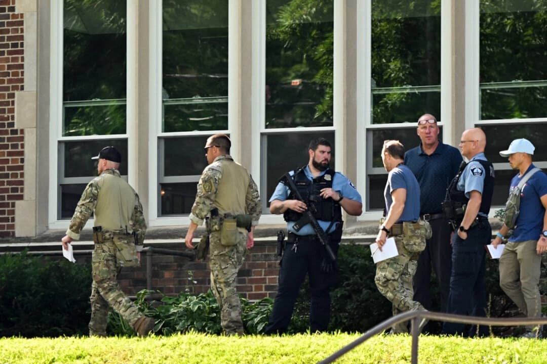 Agentes de las fuerzas del orden trabajan en el lugar del tiroteo en la escuela católica Annunciation Catholic School de Minneapolis, Minnesota, el 27 de agosto de 2025. (Tom Baker/AFP vía Getty Images)