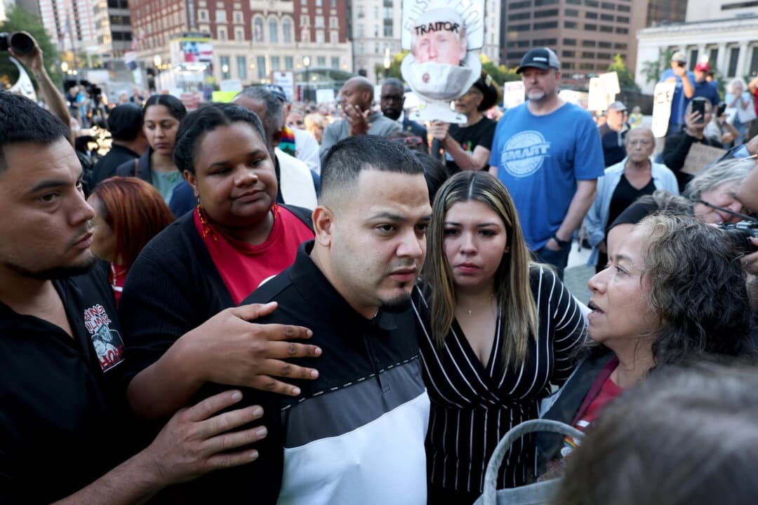 Rodeados de periodistas, Kilmar Abrego García y su esposa Jennifer Vásquez Sura ingresan a una oficina local del Servicio de Inmigración y Control de Aduanas (ICE) de Estados Unidos en Baltimore, Maryland, el 25 de agosto de 2025. (Anna Moneymaker/Getty Images)
