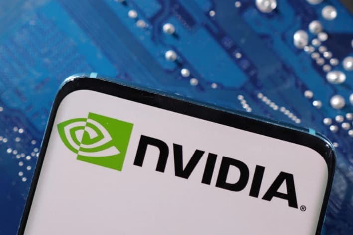 Un teléfono inteligente con el logotipo de Nvidia sobre la placa base de una computadora, 6 de marzo de 2023. (Dado Ruvic/Ilustración/Reuters)
