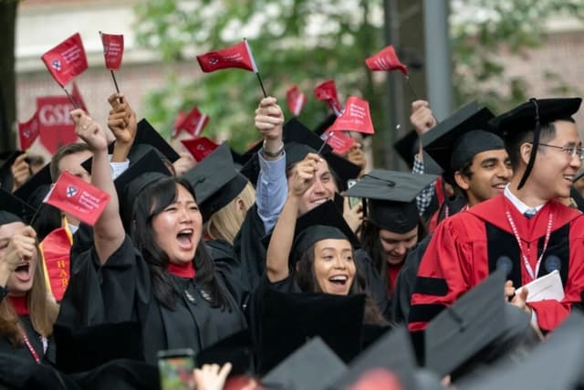 Estudiantes celebran durante la 374.° ceremonia de graduación de Harvard en Harvard Yard, Cambridge, Massachusetts, el 29 de mayo de 2025. (Rick Friedman/AFP vía Getty Images)