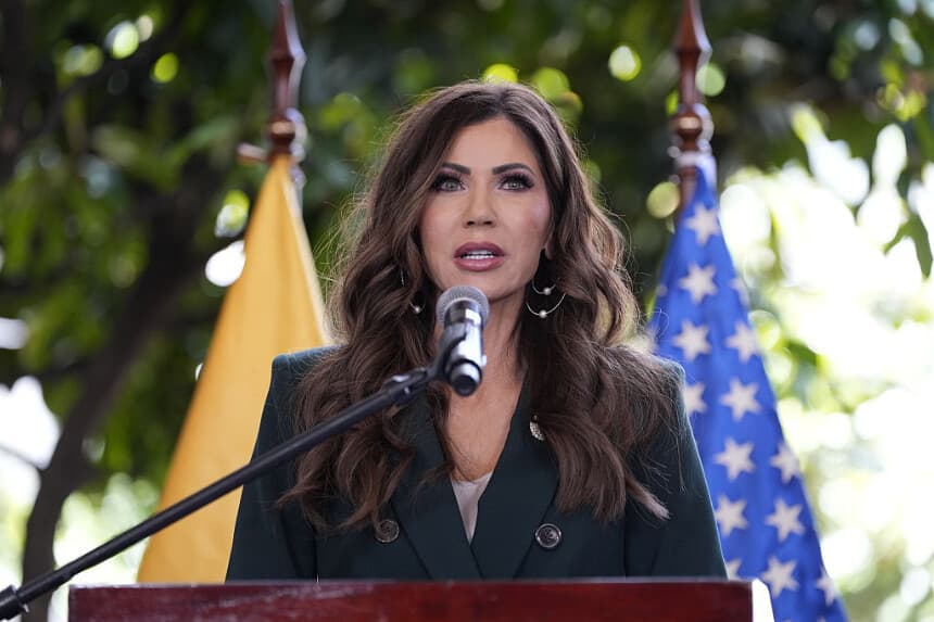 La secretaria de Seguridad Nacional de EE. UU., Kristi Noem, en el Palacio Presidencial ecuatoriano el 31 de julio de 2025 en Quito, Ecuador. (Alex Brandon-Pool/Getty Images)